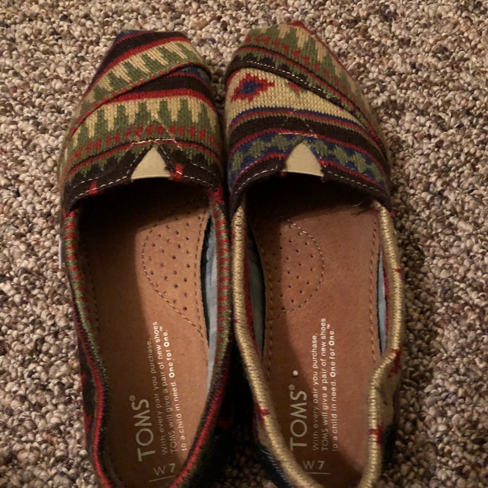 Brown patterned toms